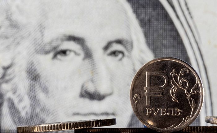 The dollar loses some of its gains, but Ukraine remains in focus