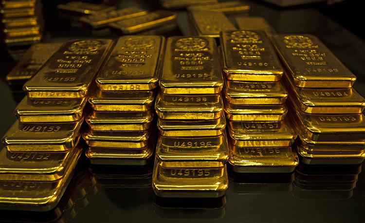 Gold hits a monthly high amid weakening dollar, weekly rise expected