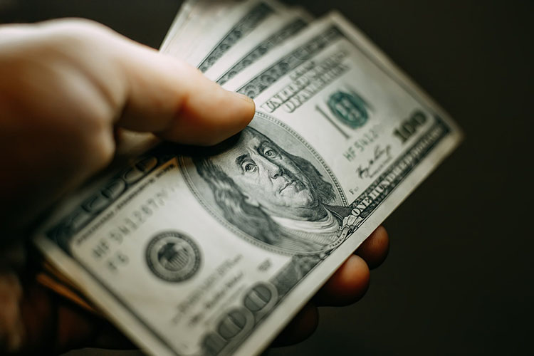 Due to the high risks of a recession, the US dollar becomes a safe haven for traders