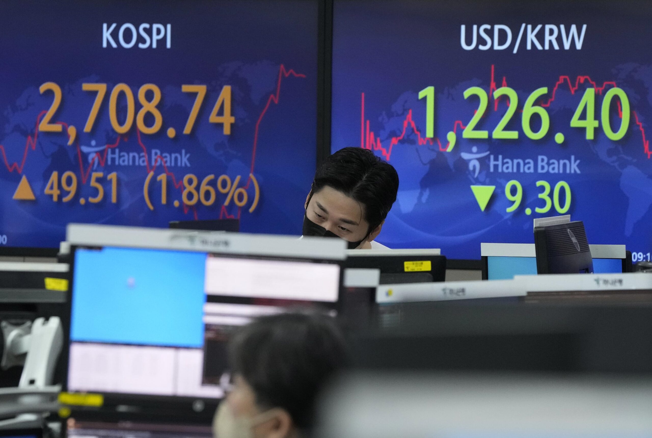 Asian stocks rise, dollar fluctuates after less hawkish Powell comments
