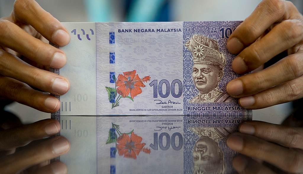 Malaysian ringgit leads Asian currencies in holiday trading surge